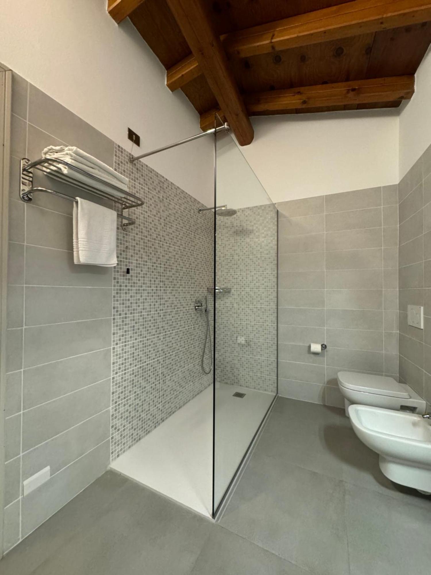 B&B Michelina Castiglione dʼIntelvi Exteriör bild